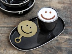 Kaffestencil Smiley mässing från Chic Antique
